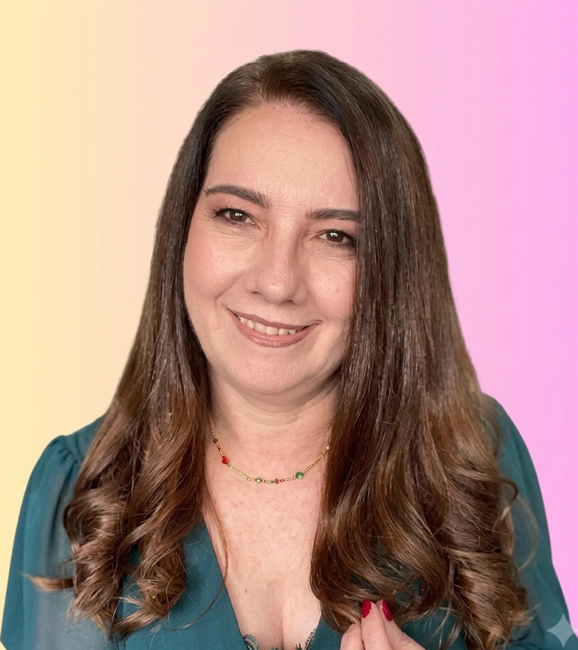 Mulher sorrindo em ambiente acolhedor